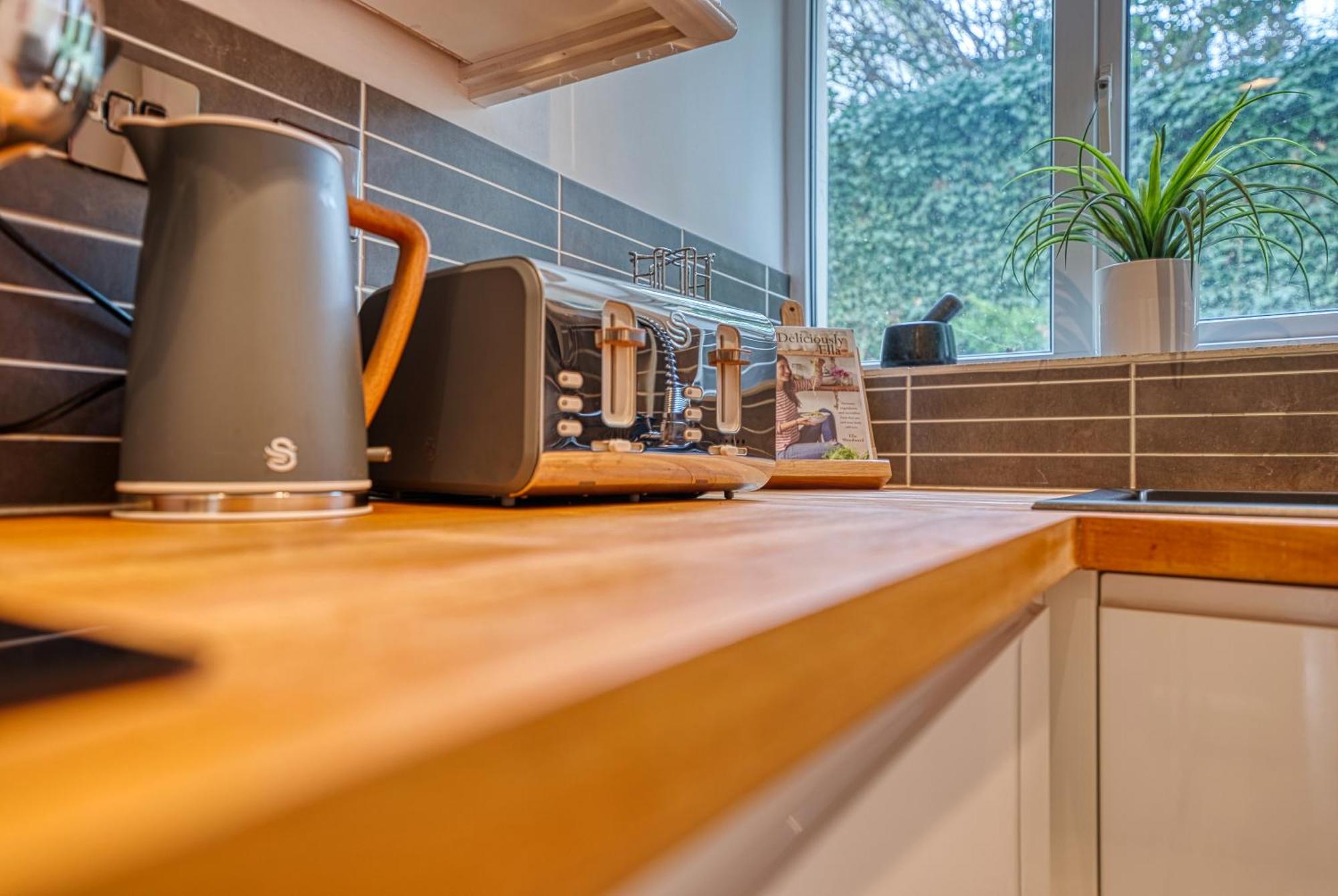 2 Bedroom Stylish Spacious Apt, Sleeps 6, Central Cheltenham, With Free Parking - By Blue Puffin Stays Εξωτερικό φωτογραφία