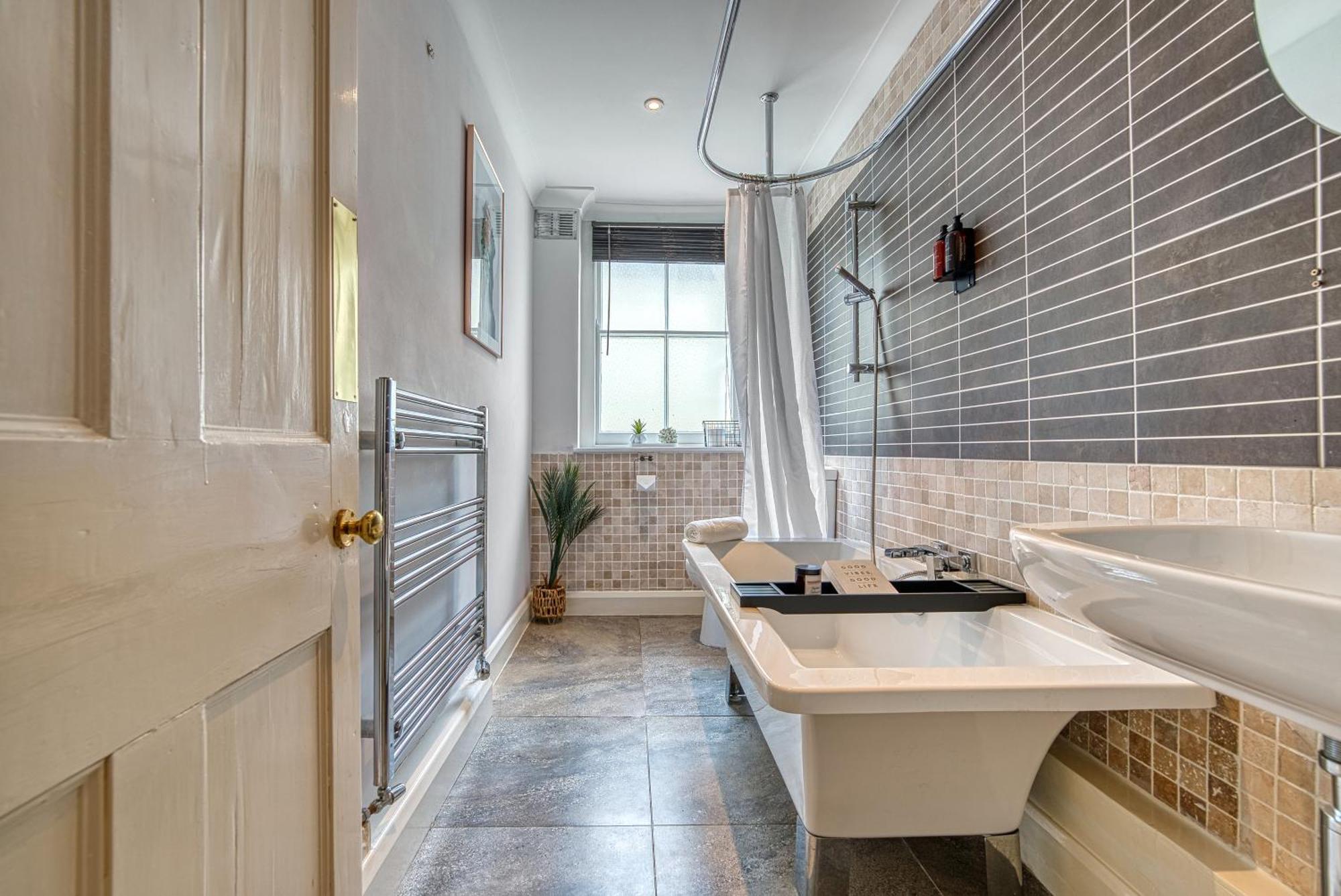2 Bedroom Stylish Spacious Apt, Sleeps 6, Central Cheltenham, With Free Parking - By Blue Puffin Stays Εξωτερικό φωτογραφία