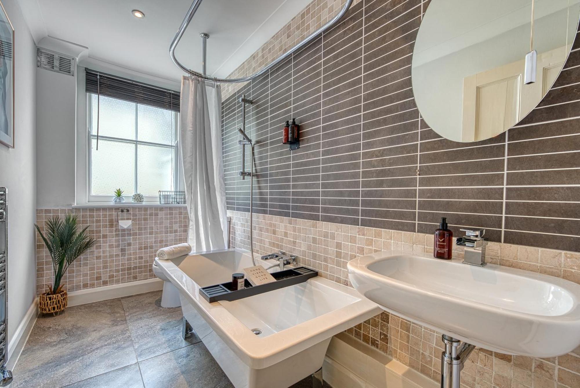 2 Bedroom Stylish Spacious Apt, Sleeps 6, Central Cheltenham, With Free Parking - By Blue Puffin Stays Εξωτερικό φωτογραφία